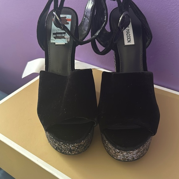 SALE‼️Steve Madden Platform Sandals - Picture 1 of 3